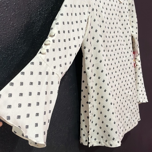 VINCE CAMUTO Diamond Pattern 100% Polyester Blouse Size M NWT - Picture 7 of 7